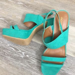 Turquoise sexy Eva Mendez heels